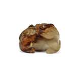 A RUSSET-BROWN JADE LION-SHAPED TOGGLE - фото 2