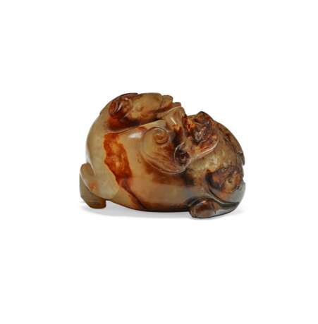 A RUSSET-BROWN JADE LION-SHAPED TOGGLE - фото 3