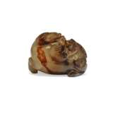 A RUSSET-BROWN JADE LION-SHAPED TOGGLE - фото 3
