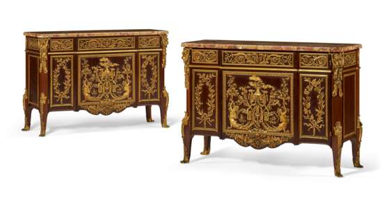 A PAIR OF FRENCH ORMOLU-MOUNTED PLUM-PUDDING MAHOGANY COMMODES AUX VANTAUX - Foto 1