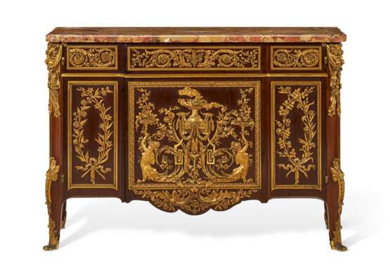 A PAIR OF FRENCH ORMOLU-MOUNTED PLUM-PUDDING MAHOGANY COMMODES AUX VANTAUX - Foto 2