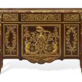 A PAIR OF FRENCH ORMOLU-MOUNTED PLUM-PUDDING MAHOGANY COMMODES AUX VANTAUX - Foto 2