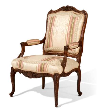 AN ASSEMBLED SET OF SIX FRENCH CARVED WALNUT FAUTEUILS - фото 3
