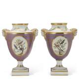 A PAIR OF CONTINENTAL PORCELAIN POWDERED LAVENDER-GROUND VASES - Foto 2