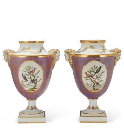 A PAIR OF CONTINENTAL PORCELAIN POWDERED LAVENDER-GROUND VASES - Foto 2