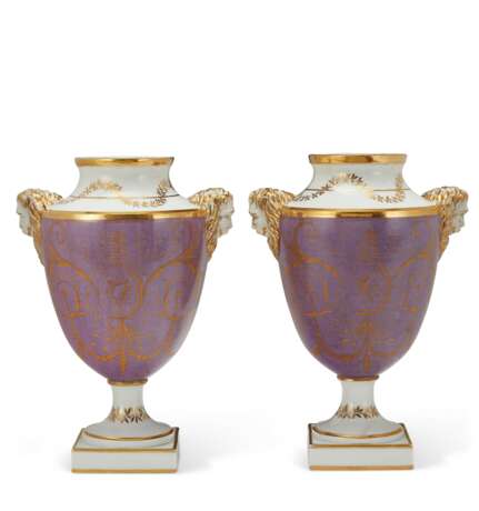 A PAIR OF CONTINENTAL PORCELAIN POWDERED LAVENDER-GROUND VASES - photo 3