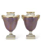 A PAIR OF CONTINENTAL PORCELAIN POWDERED LAVENDER-GROUND VASES - фото 3