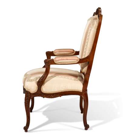AN ASSEMBLED SET OF SIX FRENCH CARVED WALNUT FAUTEUILS - фото 4