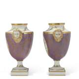 A PAIR OF CONTINENTAL PORCELAIN POWDERED LAVENDER-GROUND VASES - фото 4