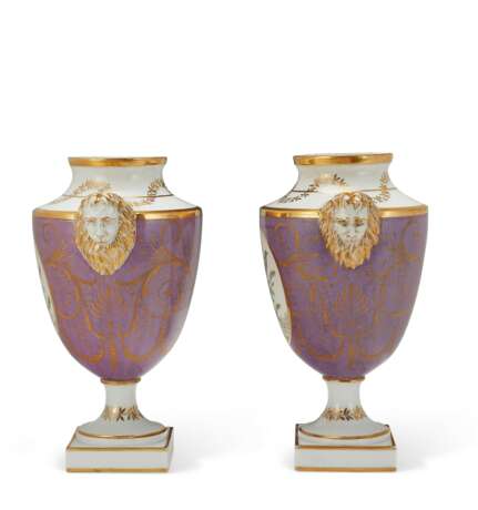A PAIR OF CONTINENTAL PORCELAIN POWDERED LAVENDER-GROUND VASES - photo 4
