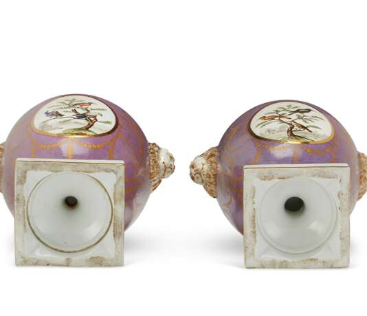 A PAIR OF CONTINENTAL PORCELAIN POWDERED LAVENDER-GROUND VASES - Foto 5