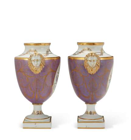 A PAIR OF CONTINENTAL PORCELAIN POWDERED LAVENDER-GROUND VASES - фото 6