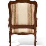 AN ASSEMBLED SET OF SIX FRENCH CARVED WALNUT FAUTEUILS - фото 6