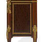 A PAIR OF FRENCH ORMOLU-MOUNTED PLUM-PUDDING MAHOGANY COMMODES AUX VANTAUX - Foto 4