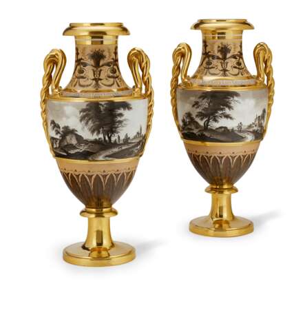A PAIR OF PARIS (BRINGEON) PORCELAIN PEACH AND GOLD-GROUND SNAKE-HANDLE VASES - фото 1