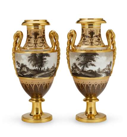 A PAIR OF PARIS (BRINGEON) PORCELAIN PEACH AND GOLD-GROUND SNAKE-HANDLE VASES - фото 2