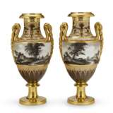A PAIR OF PARIS (BRINGEON) PORCELAIN PEACH AND GOLD-GROUND SNAKE-HANDLE VASES - Foto 2