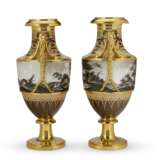 A PAIR OF PARIS (BRINGEON) PORCELAIN PEACH AND GOLD-GROUND SNAKE-HANDLE VASES - фото 3