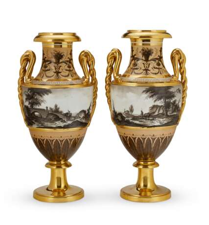 A PAIR OF PARIS (BRINGEON) PORCELAIN PEACH AND GOLD-GROUND SNAKE-HANDLE VASES - Foto 4