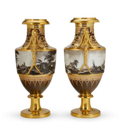 A PAIR OF PARIS (BRINGEON) PORCELAIN PEACH AND GOLD-GROUND SNAKE-HANDLE VASES - фото 5