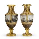 A PAIR OF PARIS (BRINGEON) PORCELAIN PEACH AND GOLD-GROUND SNAKE-HANDLE VASES - Foto 5