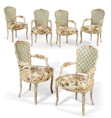A SET OF SIX CREAM AND POLYCHROME-PAINTED FAUTEUILS - Foto 1