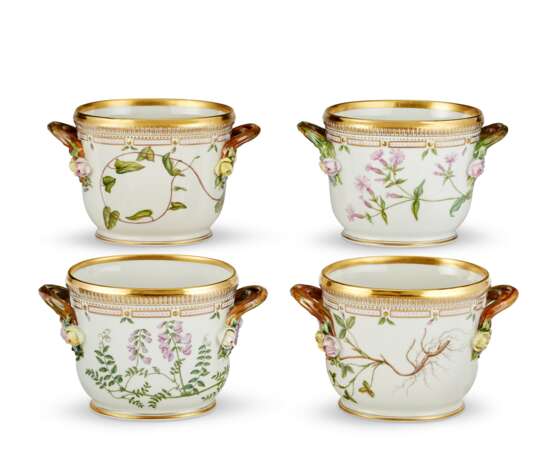 A GROUP OF FOUR ROYAL COPENHAGEN 'FLORA DANICA' PORCELAIN LARGE OVAL WINE COOLERS - Foto 2