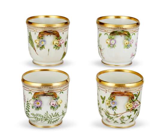 A GROUP OF FOUR ROYAL COPENHAGEN 'FLORA DANICA' PORCELAIN LARGE OVAL WINE COOLERS - Foto 4