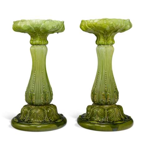A PAIR OF ENGLISH (BRETBY) MAJOLICA GREEN-GLAZED JARDINIERE STANDS - Foto 3