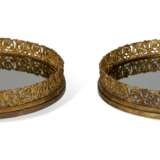 A PAIR OF NAPOLEON III ORMOLU SURTOUTS DE TABLE - Foto 2