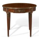 A FRENCH ORMOLU-MOUNTED MAHOGANY AND TULIPWOOD PARQUETRY GUERIDON - Foto 2