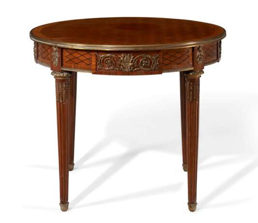 A FRENCH ORMOLU-MOUNTED MAHOGANY AND TULIPWOOD PARQUETRY GUERIDON - Foto 2