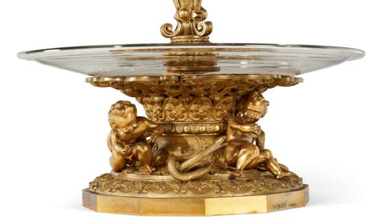 A PAIR OF LARGE FRENCH ORMOLU AND MOLDED GLASS DESSERT-STANDS - Foto 8