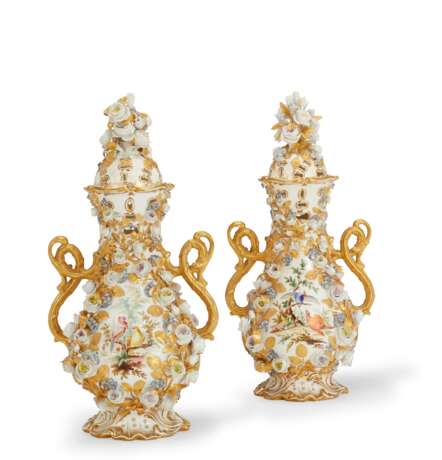 A PAIR OF ENGLISH FLOWER-ENCRUSTED PORCELAIN POT-POURRI VASES AND COVERS - photo 1