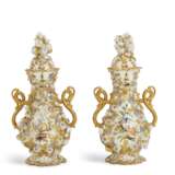 A PAIR OF ENGLISH FLOWER-ENCRUSTED PORCELAIN POT-POURRI VASES AND COVERS - photo 2