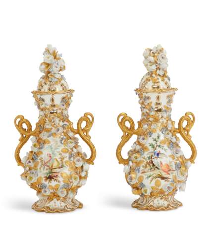 A PAIR OF ENGLISH FLOWER-ENCRUSTED PORCELAIN POT-POURRI VASES AND COVERS - фото 2