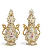 A PAIR OF ENGLISH FLOWER-ENCRUSTED PORCELAIN POT-POURRI VASES AND COVERS - фото 3