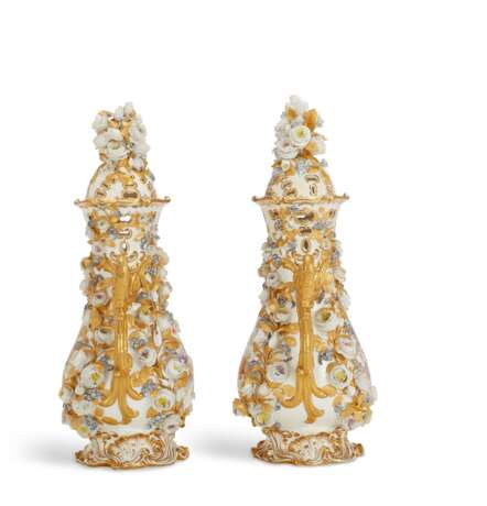 A PAIR OF ENGLISH FLOWER-ENCRUSTED PORCELAIN POT-POURRI VASES AND COVERS - photo 5