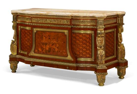 A LARGE FRENCH ORMOLU-MOUNTED MAHOGANY, BOIS SATINE, SYCAMORE AND STAINED FRUITWOOD MARQUETRY AND PARQUETRY COMMODE - фото 1