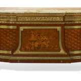 A LARGE FRENCH ORMOLU-MOUNTED MAHOGANY, BOIS SATINE, SYCAMORE AND STAINED FRUITWOOD MARQUETRY AND PARQUETRY COMMODE - Foto 2