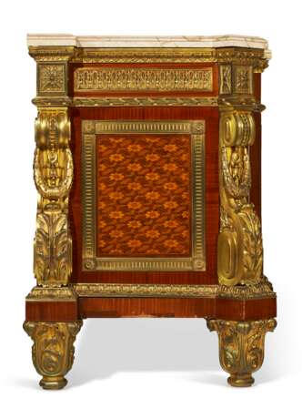 A LARGE FRENCH ORMOLU-MOUNTED MAHOGANY, BOIS SATINE, SYCAMORE AND STAINED FRUITWOOD MARQUETRY AND PARQUETRY COMMODE - Foto 4