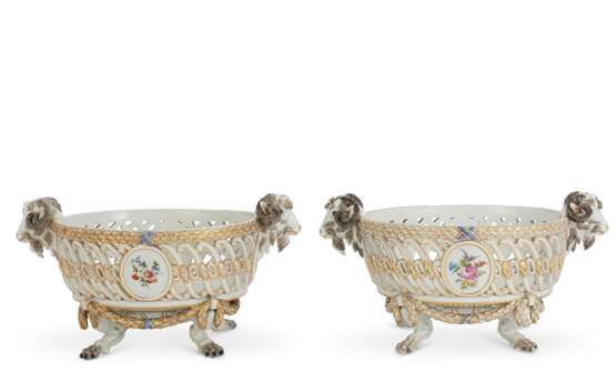 A PAIR OF MEISSEN (MARCOLINI) PORCELAIN PIERCED FOOTED BASKETS - фото 2