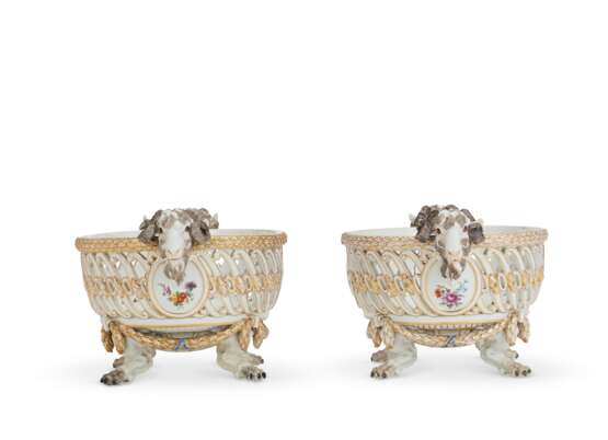 A PAIR OF MEISSEN (MARCOLINI) PORCELAIN PIERCED FOOTED BASKETS - photo 3