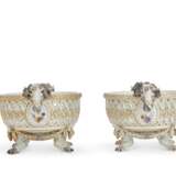 A PAIR OF MEISSEN (MARCOLINI) PORCELAIN PIERCED FOOTED BASKETS - фото 3