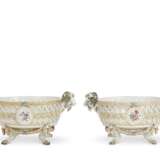 A PAIR OF MEISSEN (MARCOLINI) PORCELAIN PIERCED FOOTED BASKETS - Foto 4