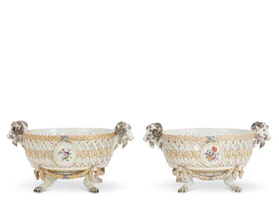 A PAIR OF MEISSEN (MARCOLINI) PORCELAIN PIERCED FOOTED BASKETS - photo 4
