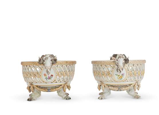 A PAIR OF MEISSEN (MARCOLINI) PORCELAIN PIERCED FOOTED BASKETS - photo 5
