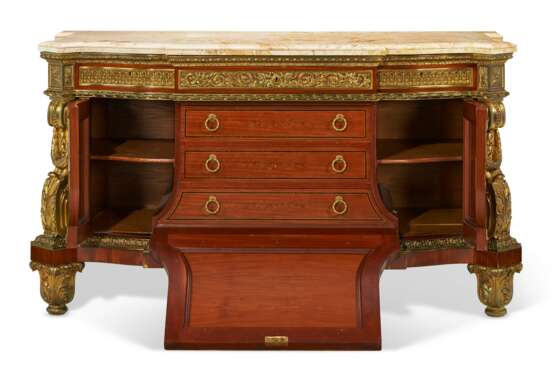 A LARGE FRENCH ORMOLU-MOUNTED MAHOGANY, BOIS SATINE, SYCAMORE AND STAINED FRUITWOOD MARQUETRY AND PARQUETRY COMMODE - Foto 5