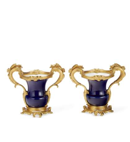 A PAIR OF LOUIS XV STYLE ORMOLU-MOUNTED COBALT-BLUE GROUND PORCELAIN VASES - Foto 3