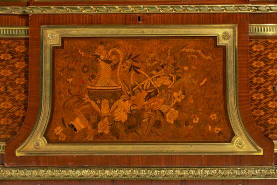 A LARGE FRENCH ORMOLU-MOUNTED MAHOGANY, BOIS SATINE, SYCAMORE AND STAINED FRUITWOOD MARQUETRY AND PARQUETRY COMMODE - Foto 6
